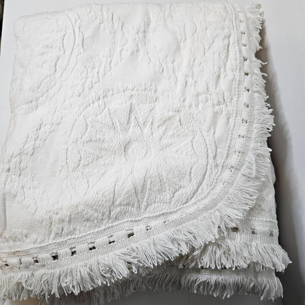 Vintage cotton matelasse white twin bedspread.